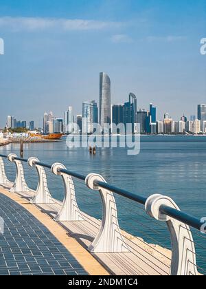 Abu Dhabi Corniche Promenade in Al Marina, Rad- und Fußgängerwege in den Vereinigten Arabischen Emiraten Stockfoto
