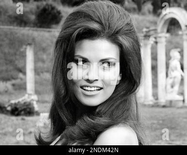 DATEI: Raquel Welch, „The Biggest Bundle of Them All“ (1968) MGM Aktenzeichen 33848-659THA Kredit: PictureLux/The Hollywood Archive/Alamy Live News Stockfoto