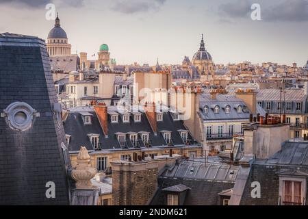 Saint-Germain-des-Pres und französische Dacharchitektur von oben bei Sonnenaufgang im quartier latin, Paris, Frankreich Stockfoto