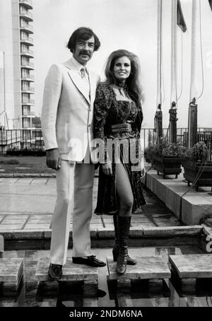 DOSSIER: Raquel Welch und Richard Johnson, in London, (1970) Aktenzeichen 33751 153THA Kredit: PictureLux/The Hollywood Archive/Alamy Live News Stockfoto