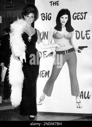 DOSSIER: Raquel Welch in Rom zur Werbung für den Film „The Biggest Bundle of Them All“ (1968) MGM Aktenzeichen Nr. 33751 147THA Kredit: PictureLux/The Hollywood Archive/Alamy Live News Stockfoto