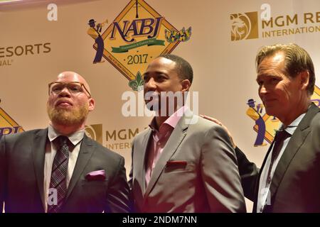 Auf der NABJ Convention 2017 in New Orleans können Mitglieder von Black Lightning Krondon, Damon Gupton und James Remar von CW fotografieren. Stockfoto