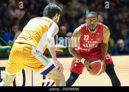 PalaAlpitour, Turin, Italien, 15. Februar 2023, Markel Brown (OPENJOBMETIS VARESE) bei den Finalen der letzten acht Vierteljahre – Carpegna Prosciutto Pesaro vs Openjobmetis Varese – Italienischer Basketballcup Herren Stockfoto