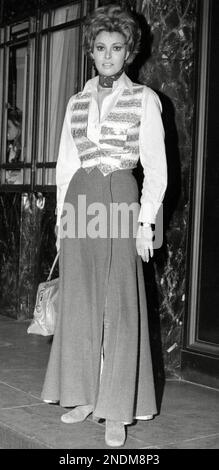 DATEI: Raquel Welch, London, England, circa 1970 Aktenzeichen # 33751 122THA Kredit: PictureLux/The Hollywood Archive/Alamy Live News Stockfoto