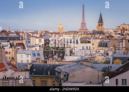 Saint-Germain-des-Pres und französische Dacharchitektur von oben bei Sonnenaufgang im quartier latin, Paris, Frankreich Stockfoto