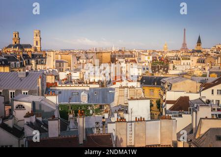 Saint-Germain-des-Pres und französische Dacharchitektur von oben bei Sonnenaufgang im quartier latin, Paris, Frankreich Stockfoto