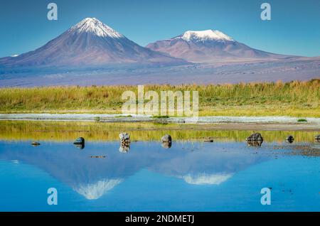 Licancabur und friedlicher Reflexionssee mit dramatischer vulkanischer Landschaft bei Sonnenuntergang, Atacama Wüste, Chile Stockfoto