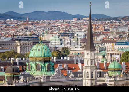 Panoramablick auf die Wiener Altstadt mit Dom von oben, Österreich Stockfoto