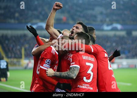 Brügge, Belgien. 15. Februar 2023. Die Spieler von Benfica feiern am 15. Februar 2023 im Jan Breydel Stadium in Brügge, Belgien, die 1.-teilige UEFA Champions League-Runde des Fußballspiels von Club Brugge und Benfica im Jahr 16. Kredit: Zheng Huansong/Xinhua/Alamy Live News Stockfoto