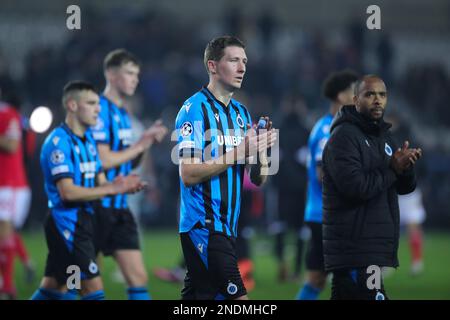 Brügge, Belgien. 15. Februar 2023. Hans Vanaken (C) vom Club Brügge Gesten für Fans nach der 1.-teiligen UEFA Champions League-Runde von 16 Fußballspiel zwischen dem Club Brügge und Benfica im Jan Breydel Stadium in Brügge, Belgien, am 15. Februar 2023. Kredit: Zheng Huansong/Xinhua/Alamy Live News Stockfoto