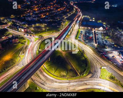 Nacht Top Down über Penn Inn Flyover und Kreisverkehr von einer Drohne Newton Abbot, Devon, England Stockfoto