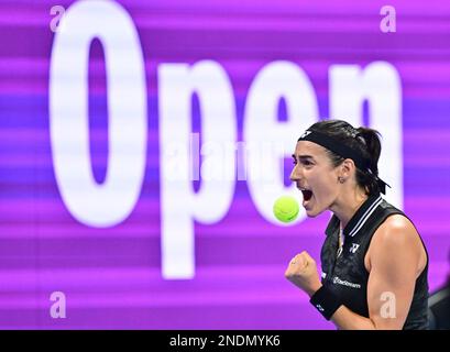 Doha, Katar. 15. Februar 2023. Caroline Garcia aus Frankreich reagiert während der Einzelrunde des Spiels 16 gegen Karolina Muchova aus der Tschechischen Republik auf der WTA500 Qatar Open 2023 in Doha, Katar, 15. Februar 2023. Kredit: Nikku/Xinhua/Alamy Live News Stockfoto