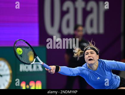 Doha, Katar. 15. Februar 2023. Karolina Muchova aus der Tschechischen Republik kehrt während der Einzelrunde des Spiels 16 gegen Caroline Garcia aus Frankreich um WTA500 Uhr Qatar Open 2023 in Doha, Katar, 15. Februar 2023 zurück. Kredit: Nikku/Xinhua/Alamy Live News Stockfoto