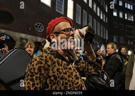 London, Großbritannien. 15. Februar 2023. Tausend Menschen besuchten eine Kerzenwache vor dem Bildungsministerium für Brianna Ghey, ein 16-jähriges Translationsmädchen, das am vergangenen Wochenende in Warrington ermordet wurde. Zwei 15-Jährige wurden wegen Mordes angeklagt, und die Polizei führt eine Untersuchung durch, ob ihr Tod Hass hatte. Kredit: Elfte Stunde Fotografie/Alamy Live News. Stockfoto