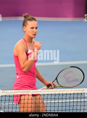 Doha, Katar. 15. Februar 2023. Veronika Kudermetova aus Russland reagiert während der Einzelrunde 16 gegen Sofia Kenin aus den Vereinigten Staaten bei der WTA500 Qatar Open 2023 in Doha, Katar, 15. Februar 2023. Kredit: Nikku/Xinhua/Alamy Live News Stockfoto