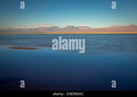 Licancabur und friedlicher Reflexionssee mit dramatischer vulkanischer Landschaft bei Sonnenuntergang, Atacama Wüste, Chile Stockfoto