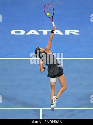 Doha, Katar. 15. Februar 2023. Caroline Garcia aus Frankreich kehrt während der Einzelrunde des Spiels 16 gegen Karolina Muchova aus der Tschechischen Republik um WTA500 Uhr Qatar Open 2023 in Doha, Katar, 15. Februar 2023 zurück. Kredit: Nikku/Xinhua/Alamy Live News Stockfoto