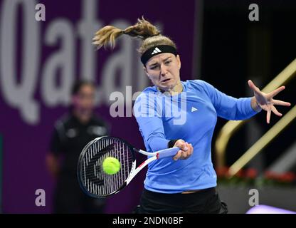 Doha, Katar. 15. Februar 2023. Karolina Muchova aus der Tschechischen Republik kehrt während der Einzelrunde des Spiels 16 gegen Caroline Garcia aus Frankreich um WTA500 Uhr Qatar Open 2023 in Doha, Katar, 15. Februar 2023 zurück. Kredit: Nikku/Xinhua/Alamy Live News Stockfoto