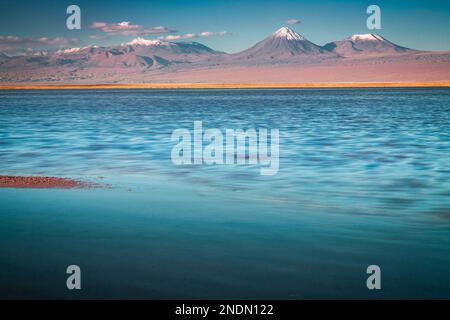 Licancabur und friedlicher Reflexionssee mit dramatischer vulkanischer Landschaft bei Sonnenuntergang, Atacama Wüste, Chile Stockfoto