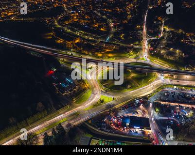 Nacht Top Down über Penn Inn Flyover und Kreisverkehr von einer Drohne Newton Abbot, Devon, England Stockfoto