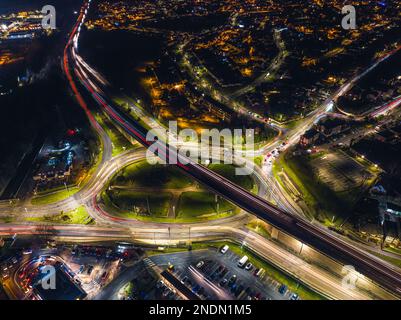 Nacht Top Down über Penn Inn Flyover und Kreisverkehr von einer Drohne Newton Abbot, Devon, England Stockfoto