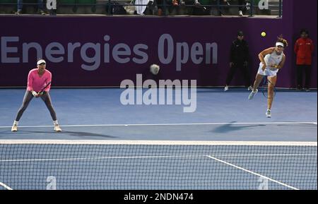 Doha, Katar. 15. Februar 2023. Yang Zhaoxuan (R) aus China/Vera Zvonareva aus Russland dienten den Ball während des Viertelfinalspiels der Doppelspiele zwischen Yang Zhaoxuan aus China/Vera Zvonareva aus Russland und Aliaksandra Sasnovich aus Belarus/Ekaterina Alexandrova aus Russland bei der WTA500. Qatar Open 2023 in Doha, Katar, 15. Februar 2023. Kredit: Nikku/Xinhua/Alamy Live News Stockfoto