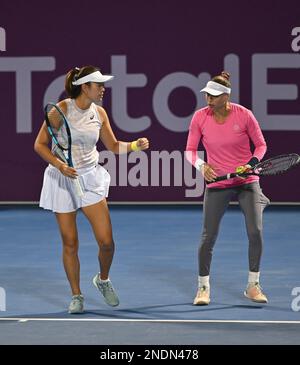 Doha, Katar. 15. Februar 2023. Yang Zhaoxuan (L) aus China/Vera Zvonareva aus Russland feiern während des Viertelfinalspiels der Doppelspiele zwischen Yang Zhaoxuan aus China/Vera Zvonareva aus Russland und Aliaksandra Sasnovich aus Belarus/Ekaterina Alexandrova aus Russland bei der WTA500. Qatar Open 2023 in Doha, Katar, 15. Februar 2023. Kredit: Nikku/Xinhua/Alamy Live News Stockfoto