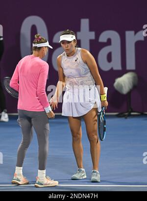 Doha, Katar. 15. Februar 2023. Yang Zhaoxuan (R) aus China/Vera Zvonareva aus Russland reagiert während des Viertelfinalspiels der Doppelspiele zwischen Yang Zhaoxuan aus China/Vera Zvonareva aus Russland und Aliaksandra Sasnovich aus Belarus/Ekaterina Alexandrova aus Russland auf der WTA500. Qatar Open 2023 in Doha, Katar, 15. Februar 2023. Kredit: Nikku/Xinhua/Alamy Live News Stockfoto