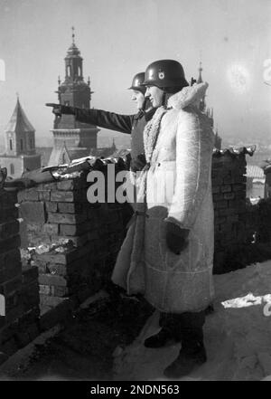 Zwei Soldaten des 10. SS-Totenkopf-Regiments stehen Wache auf dem Dach der Königlichen Burg in Kraków. Quelle Nac.gov.pl Stockfoto