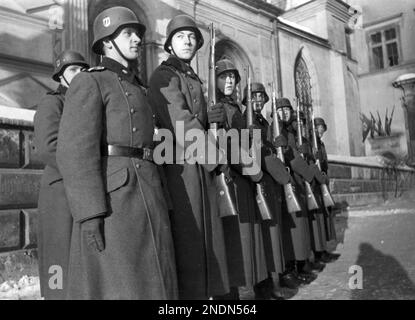 Soldaten des 10. SS-Totenkopf-Regiments während des Wachwechsels am Königlichen Schloss in Krakau. Quelle Nac.gov.pl Stockfoto