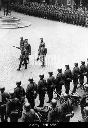 reichskommissar Seyss Inquart inspiziert das Totenkopf-Bataillon am Binnenhof. Ihr offizieller Name war Totenkopf Standarte, Teil der Waffen SS. Sie waren am Streik im Februar 1941 beteiligt. Textstreifen an Foto angehängt. Stockfoto