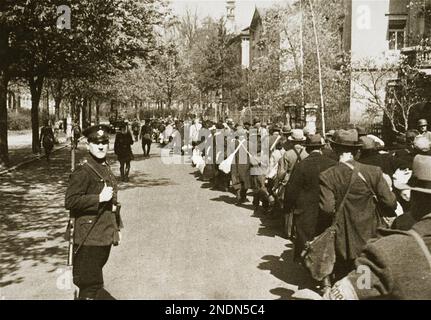 Juden werden am 25. April 1942 aus Würzburg in den polnischen Bezirk Lublin abgeschoben Stockfoto