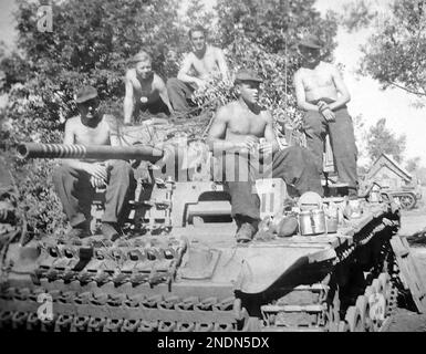 Soldaten der 3. SS Panzer Division „Totenkopf“ an Bord ihres Panzer III Panzers in Kursk (Russland) im Jahr 1943. Stockfoto