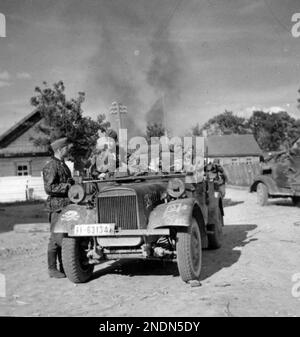 Ein Fahrzeug der 3. SS Panzer Division 'Totenkopf' der Waffen-SS in einem eroberten Dorf in den baltischen Staaten. Foto Bundesarchiv Bild 101III-Wiegand-119-12, Russland, Männer der SS-Totenkopf-Division mit Pkw.jpg Stockfoto