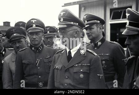 Ein Foto, das bei einem Besuch von Heinrich Himmler im Konzentrationslager Mauthausen im April 1941 aufgenommen wurde. Direkt rechts von Himmler befinden sich Franz Ziereis und August Eigruber. Links von Himmler sind Karl Wolff und Franz Kutschera. Stockfoto