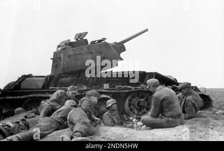 Soldaten der 3. SS-Panzer-Division 'Totenkopf' ruhten 1944 neben einem zerstörten sowjetischen Panzer T-34 in Rumänien. Foto Bundesarchiv Bild 101I-024-3535-23, Ostfront, Waffen-SS-Angehörige bei Rast.jpg Stockfoto