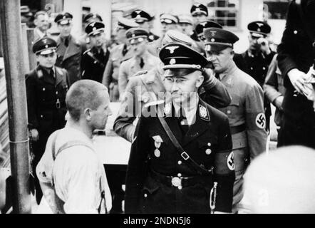 Heinrich Himmler inspiziert das Konzentrationslager Dachau am 8. Mai 1936. Photo Bundesarchiv, Bild 152-11-12/CC-BY-SA 3,0, CC BY-SA 3,0 de, https://commons.wikimedia.org/w/index.php?curid=5337638 Stockfoto