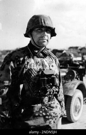 Ein Soldat der 3. SS-Division Totenkopf, getarnt an der Ostfront. Foto Wiegand-119-10%2C Russland%2C Angeh%C3%B6riger der W-SS Totenkopf-Div..jpg Stockfoto