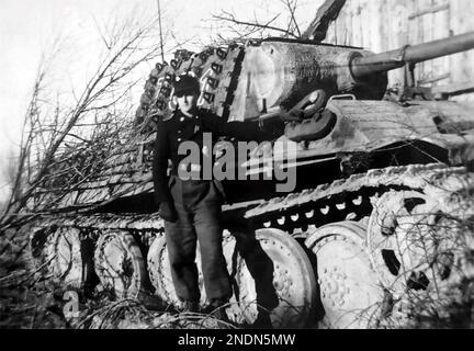 Ein Besatzungsmitglied der SS panzer Division Totenkopf 3. steht neben seinem panzer V Stockfoto