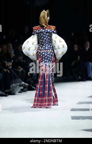 New York, USA. 14. Februar 2023. Während der Herbst Winter 2023 Collections Fashion Show auf der New York Fashion Week in New York am 14 2023. Februar läuft ein Model auf der Laufbahn der Thom Browne Fashion Show. (Foto: Jonas Gustavsson/Sipa USA) Guthaben: SIPA USA/Alamy Live News Stockfoto