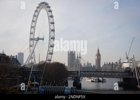 London, Großbritannien. 15. Februar 2023. Das London Eye und die Houses of Parliament werden von der Waterloo Bridge in London aus gesehen. Die Verbraucherpreisinflation ist heute auf 10,1 % gesunken, schneller als erwartet, nach Angaben des Amtes für nationale Statistiken, bleibt jedoch immer noch nahe an einem 40-Jahres-Höchststand. Kredit: SOPA Images Limited/Alamy Live News Stockfoto