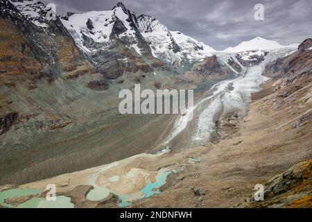 Pasterze-Gletscher in der hohen Tauern-Gebirgskette und Johannisberg-Gipfel, Großglockner-Straße, Österreich Stockfoto