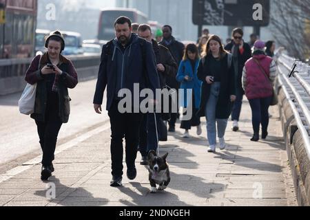 London, Großbritannien. 15. Februar 2023. Pendler machen sich auf den Weg über die Waterloo Bridge in London. Die Verbraucherpreisinflation ist heute auf 10,1 % gesunken, schneller als erwartet, nach Angaben des Amtes für nationale Statistiken, bleibt jedoch immer noch nahe an einem 40-Jahres-Höchststand. (Foto: Tejas Sandhu/SOPA Images/Sipa USA) Guthaben: SIPA USA/Alamy Live News Stockfoto