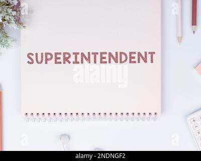Schreiben mit Text Superintendent. Wort für eine Person, die die Organisation oder Aktivität eines bestimmten Prozesses verwaltet Stockfoto