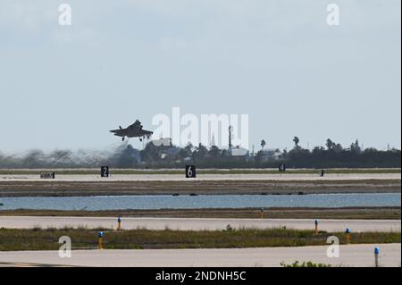 Ein F-35A Lightning II mit dem 60. Kampfgeschwader, 33. Kampfflügel, startet von der Naval Air Station Key West, Florida, 13. Februar 2023. Der offene Luftraum und die optimalen Wetterbedingungen in NAS Key West ermöglichen es Piloten mit der 60. Kampfgeschwader, Luftsprünge innerhalb von Minuten nach dem Start zu nutzen und die Frühlingsnebelverzögerungen zu vermeiden, die das Training auf der Heimatstation beeinträchtigen. (USA Air Force Foto von Airmen Christian Corley) Stockfoto