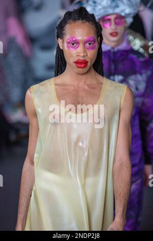 London, Großbritannien. 15. Februar 2023. Models gehen auf der Landebahn der VIN OMI 'Spaced' Catwalk Show während der London Fashion Week im 100 Shoreditch Hotel. (Foto: Pietro Recchia/SOPA Images/Sipa USA) Guthaben: SIPA USA/Alamy Live News Stockfoto