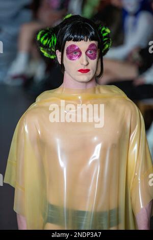 London, Großbritannien. 15. Februar 2023. Während der London Fashion Week im 100 Shoreditch Hotel geht ein Model auf der Rollbahn der VIN OMI „Spaced“-Show auf dem Laufsteg. (Foto: Pietro Recchia/SOPA Images/Sipa USA) Guthaben: SIPA USA/Alamy Live News Stockfoto