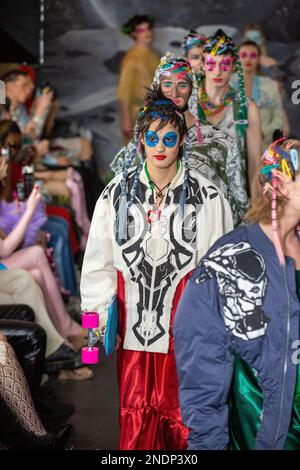 London, Großbritannien. 15. Februar 2023. Models gehen auf der Landebahn der VIN OMI 'Spaced' Catwalk Show während der London Fashion Week im 100 Shoreditch Hotel. (Foto: Pietro Recchia/SOPA Images/Sipa USA) Guthaben: SIPA USA/Alamy Live News Stockfoto