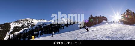 Berggipfel und Sessellift mit Skifahrern, Winterlandschaft, Skigebiet, Whistler BC Stockfoto