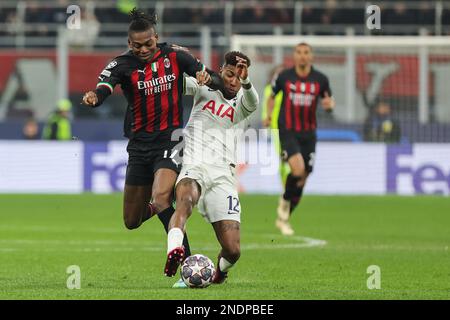 Rafael Leao vom AC Mailand tritt mit Emerson Royal vom Tottenham Hotspur FC während der UEFA Champions League 2022/23 Runde 16 um den Ball an – erste Etappe Stockfoto